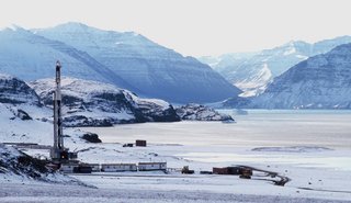 Den hidtil eneste efterforsningsboring på land blev udført i 1996 på Nuussuaq-halvøen i Vestgrønland.