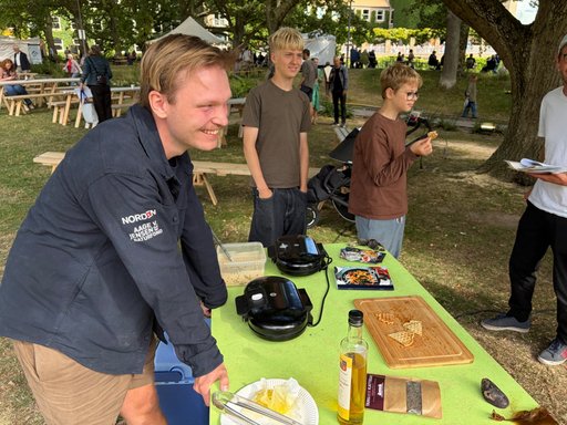 Festivalgæster smager tangvafler ved Kend Dit Havs aktivitet på PARK Vidensfestival.