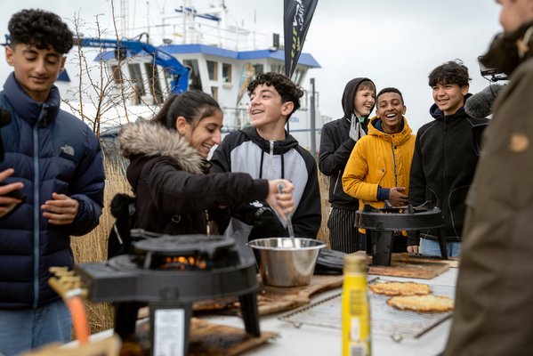 Homemade waffles with seaweed and a smoked fresh cream cheese with smoked clams applied on top – a delicious lunch prepared by the pupils in Sønderborg. Photo: Martin Dam Kristensen