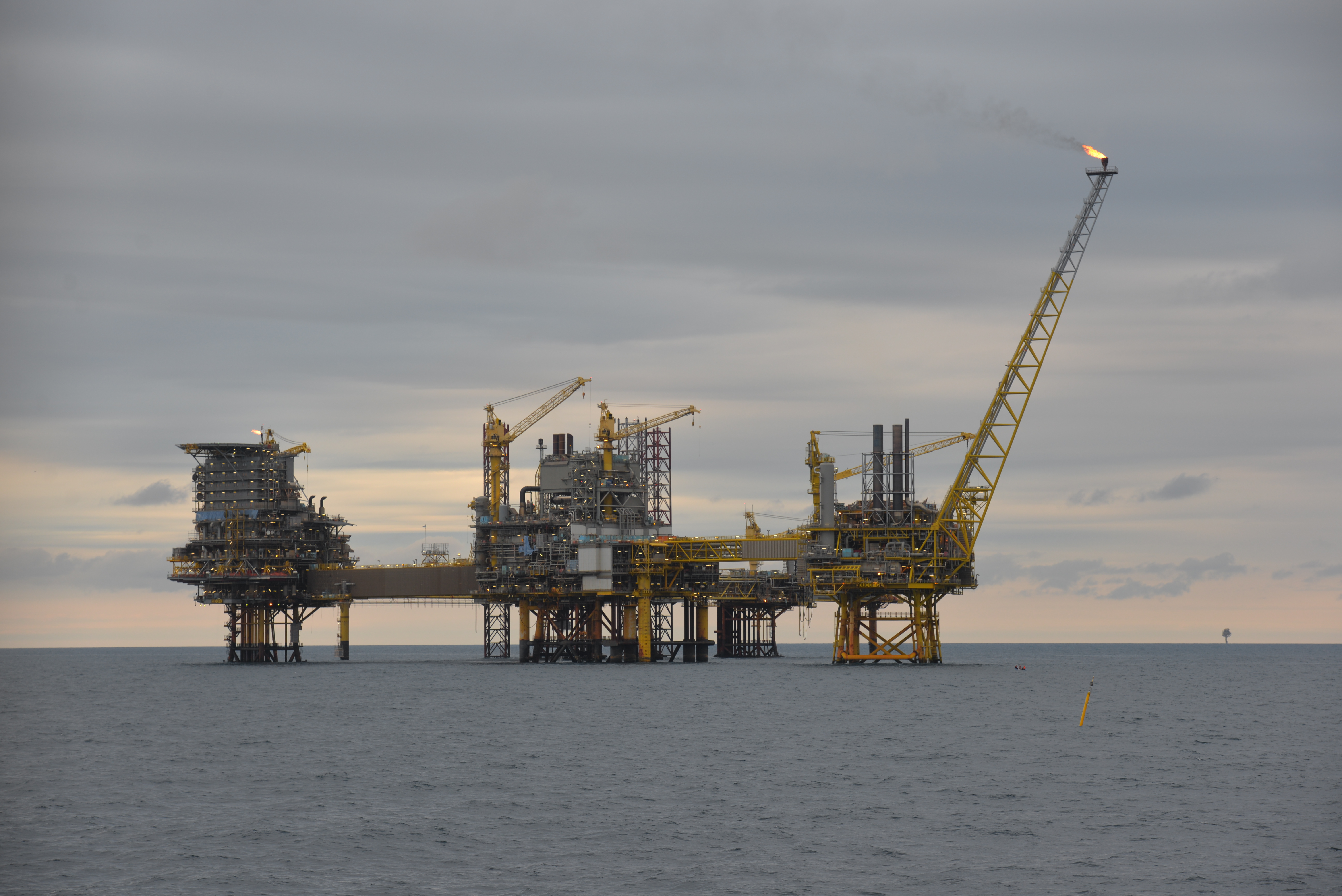 Studieområdet med olie- og gasplatformen Dan-F i den Danske sektor af Nordsøen. Til højre i billedet anes den lille servicebåd. Den gule bøje i forgrunden angiver, hvor lytteudstyret var udlagt ved bunden gennem to år for at lytte til marsvins lyde og stø